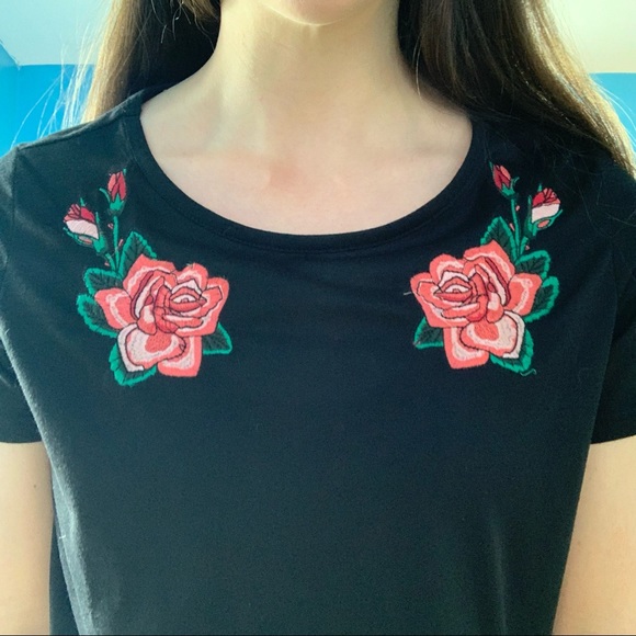 Rose Embroidered Casual Tee - Picture 3 of 8